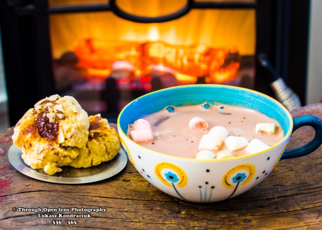 hot chocolate and cookies
